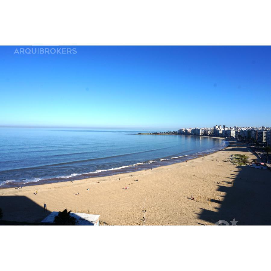 Apartamento 3 dormitorios y servicio, en venta  en Pocitos, garaje x2