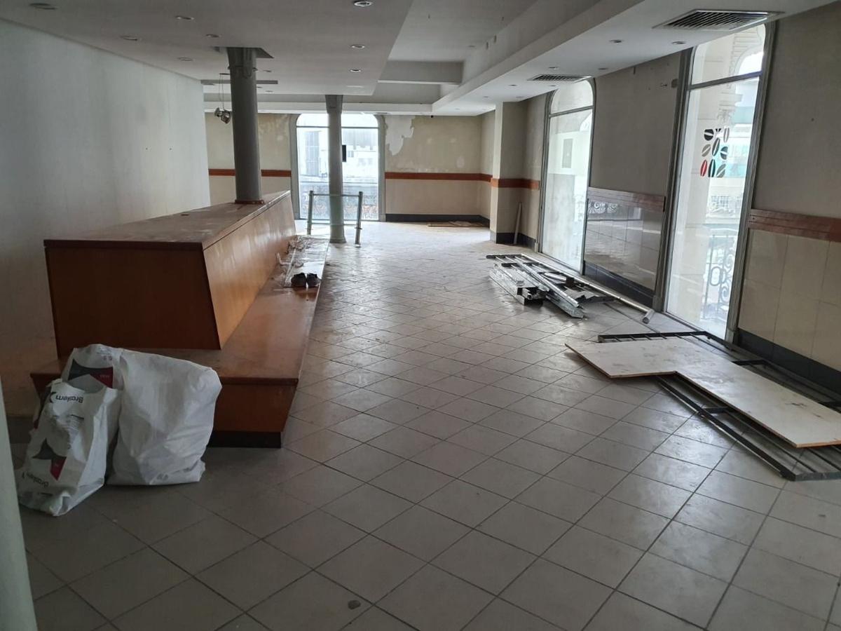 Gran local, Sarandi proximo a Bartolomé Mitre, 180 m2 !! · Foto 1