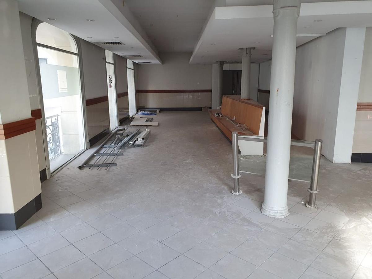 Gran local, Sarandi proximo a Bartolomé Mitre, 180 m2 !! · Foto 2