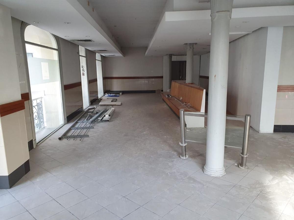 Gran local, Sarandi proximo a Bartolomé Mitre, 180 m2 !! · Foto 4