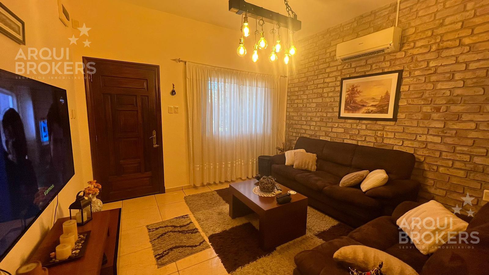 Casa de dos dormitorios en  venta en Jardines del Hipódromo