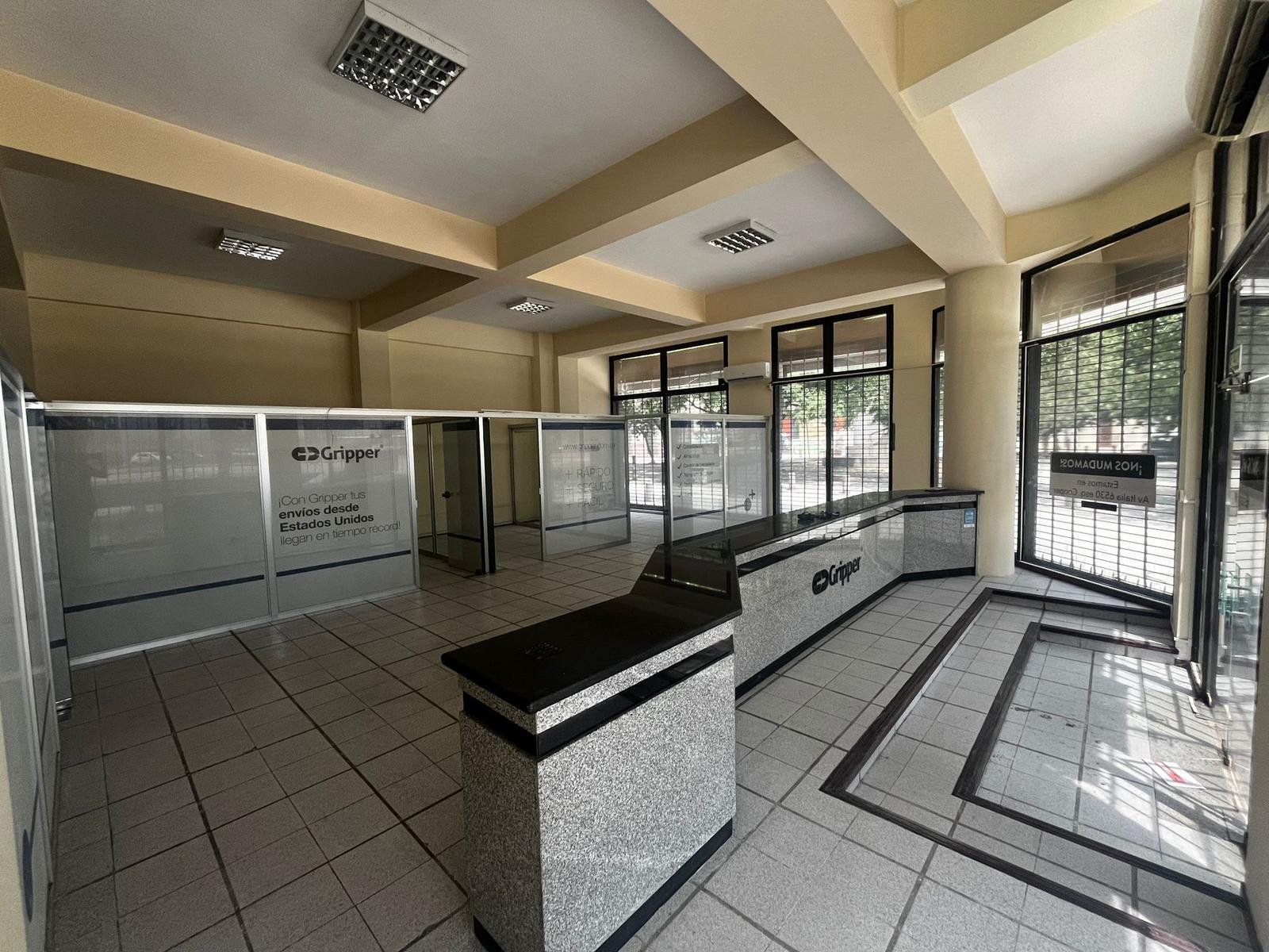 Excelente local esquina en Rambla portuaria, 120 m2 de salón, 16 mts de frente, excelente estado!! · Foto 2