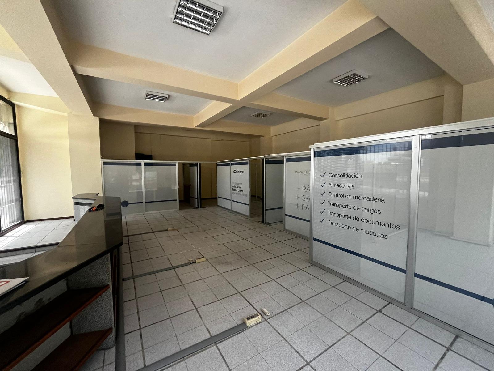 Excelente local esquina en Rambla portuaria, 120 m2 de salón, 16 mts de frente, excelente estado!! · Foto 3