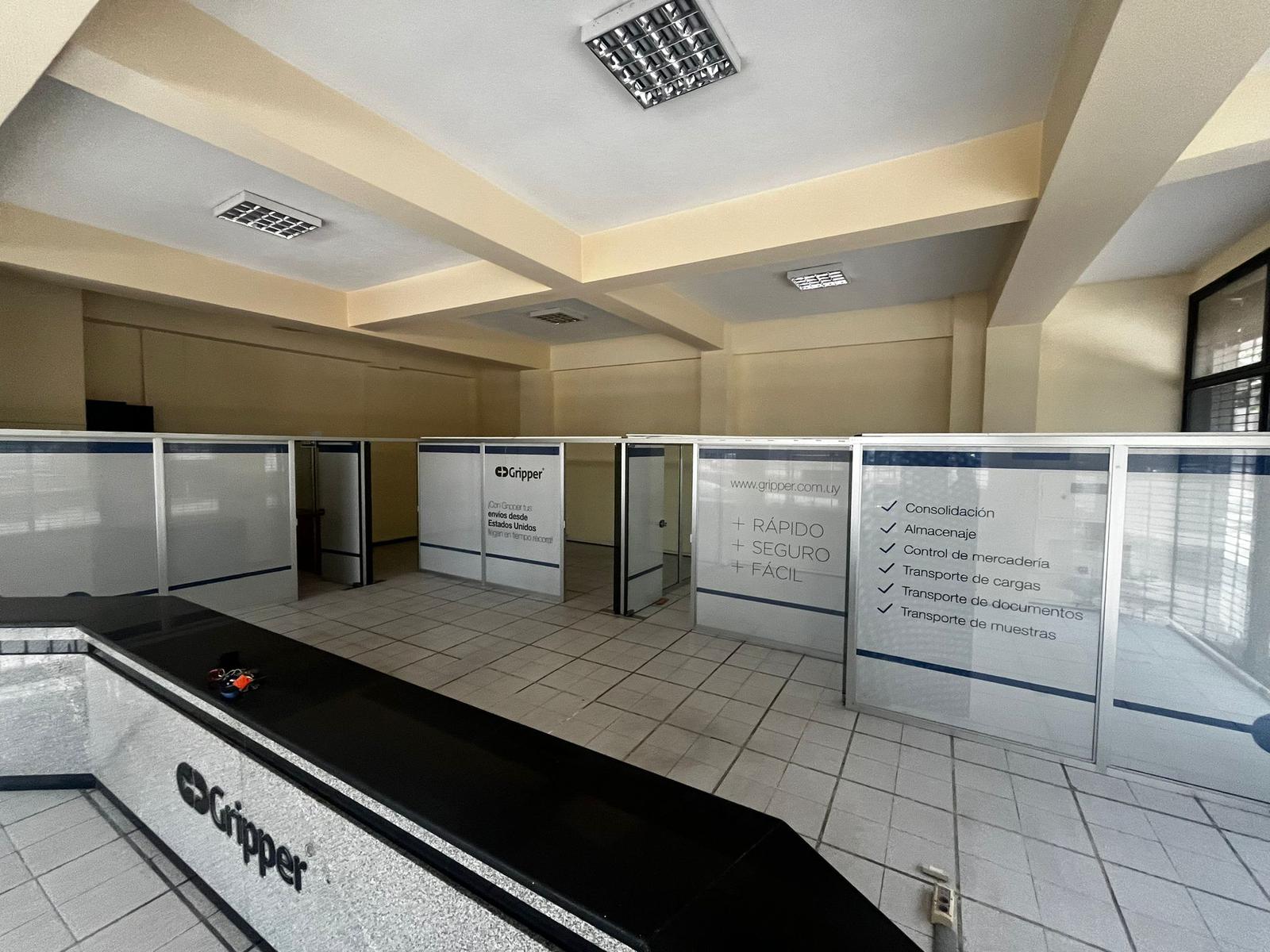 Excelente local esquina en Rambla portuaria, 120 m2 de salón, 16 mts de frente, excelente estado!! · Foto 4