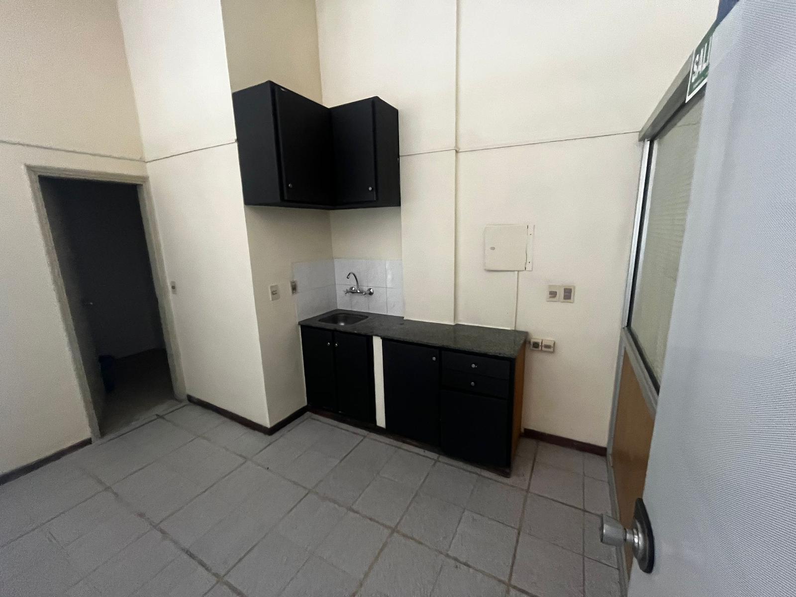 Excelente local esquina en Rambla portuaria, 120 m2 de salón, 16 mts de frente, excelente estado!! · Foto 5