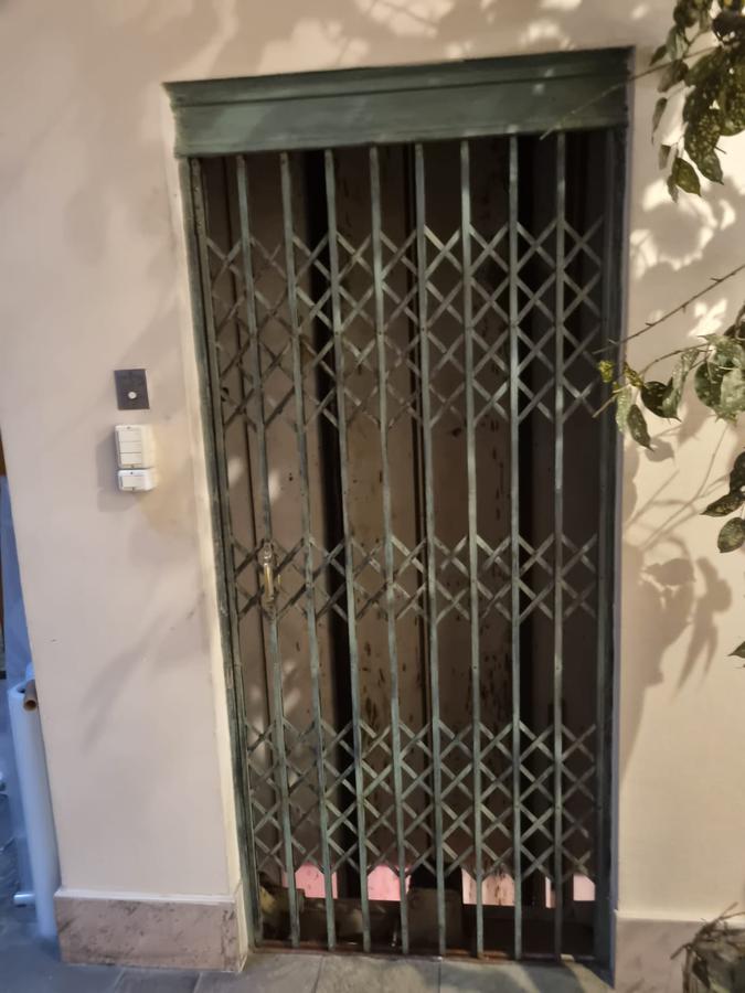Edificio Comercial -Edificio, subsuelo   3 pisos,ascensor, 603 m2 edificados, a pasos de 18 de julio !! · Foto 3
