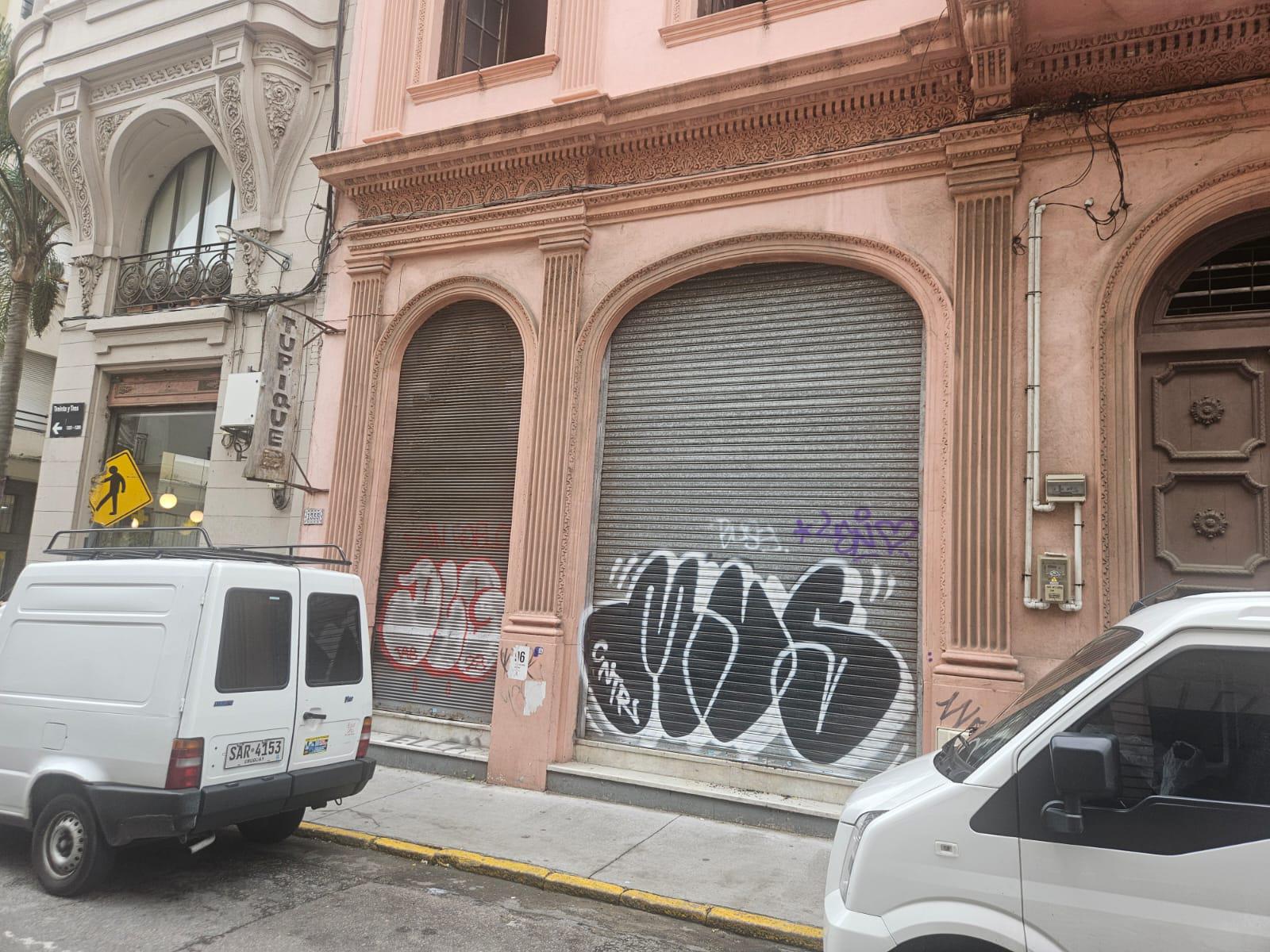 Treinta y Tres casi peatonal Sarandi , 228 m2 , 8 mts de frente, apto gastronomía !! · Foto 1