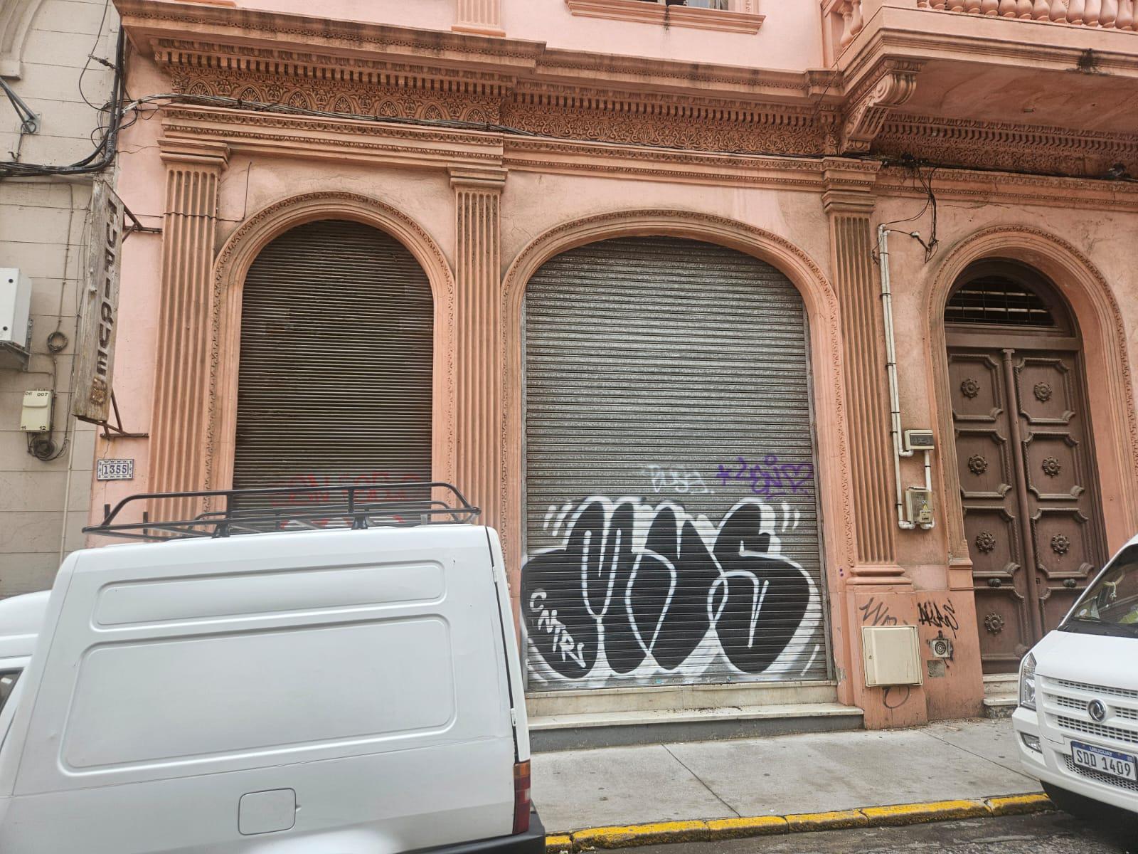 Treinta y Tres casi peatonal Sarandi , 228 m2 , 8 mts de frente, apto gastronomía !! · Foto 2