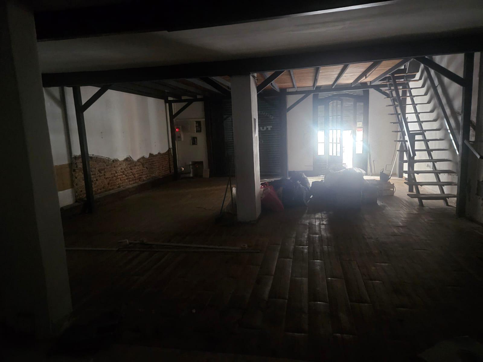 Treinta y Tres casi peatonal Sarandi , 228 m2 , 8 mts de frente, apto gastronomía !! · Foto 3