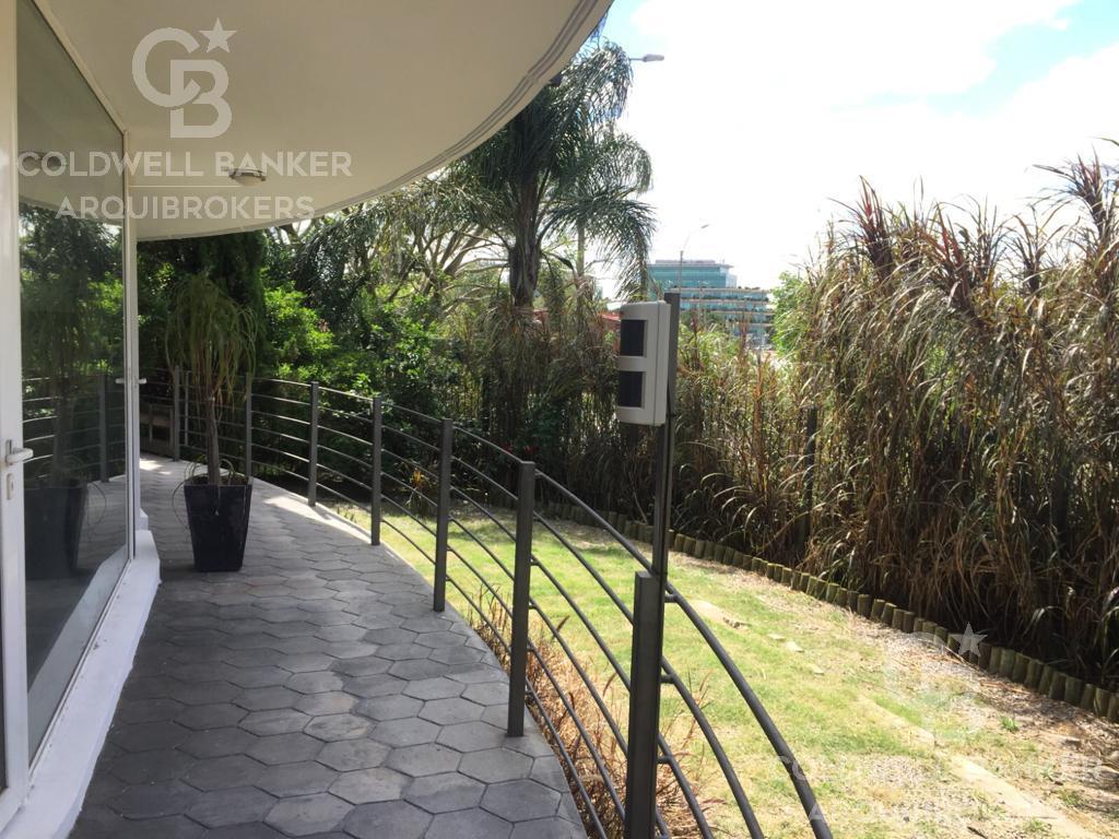 Apartamento de 3 dormitorios y servicio con patio , en Carrasco, garaje x 2 con renta