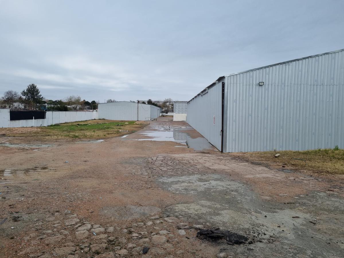 Depósito - Centro Logístico, ruta 67 próximo ruta 5,Las Piedras, 1250 m2 , altura 7 mts, nuevo , vig 24 hs !! · Foto 4
