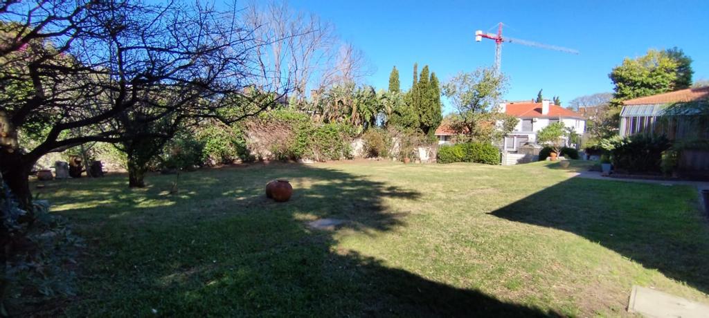 Local proximo Puerto del Buceo y WTC, 390 m2 , terreno de 1288 m2, 4 garajes !!