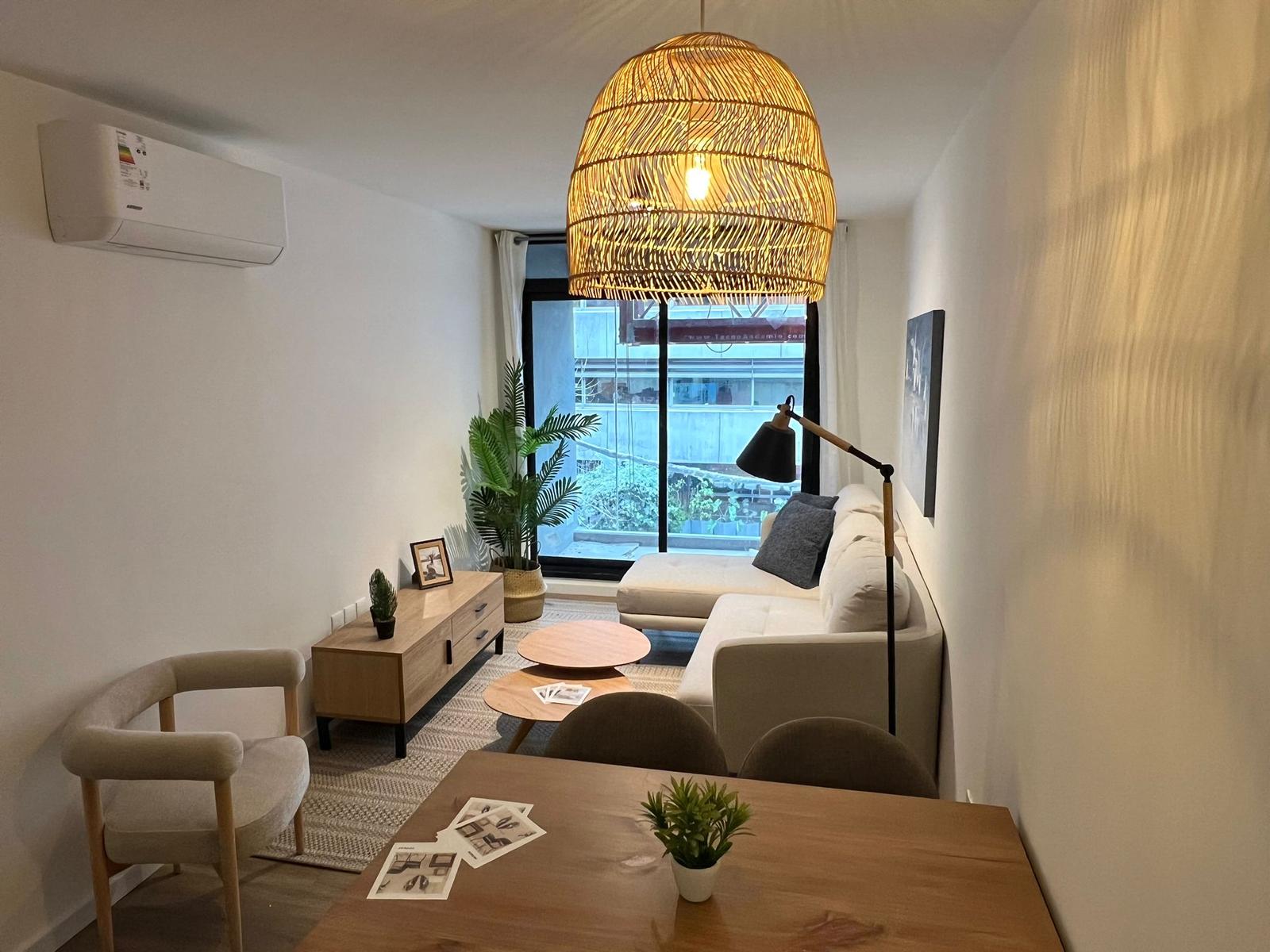 Venta apartamento al frente de 2 dormitorios y balcón en Centro