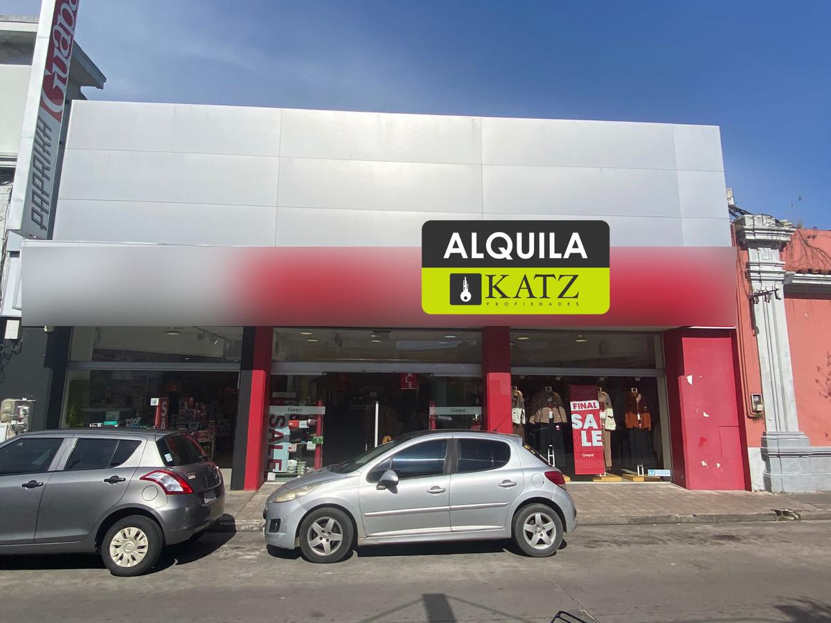 Local - Gran Local comercial en Ituzaingo casi peatonal Sarandí, 15 mts de frente, 880 m2 !! · Foto 1