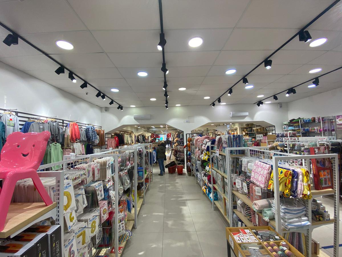 Local - Gran Local comercial en Ituzaingo casi peatonal Sarandí, 15 mts de frente, 880 m2 !! · Foto 2