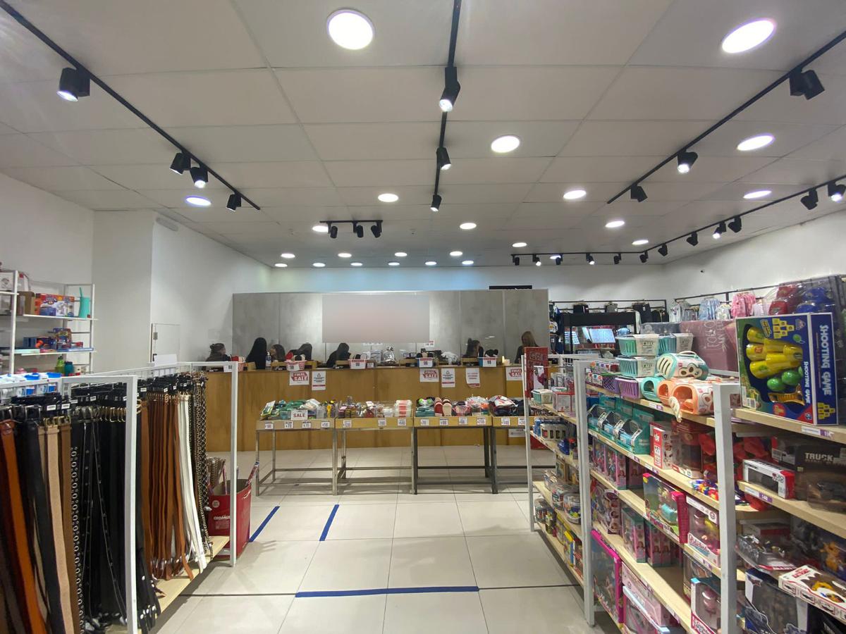 Local - Gran Local comercial en Ituzaingo casi peatonal Sarandí, 15 mts de frente, 880 m2 !! · Foto 3