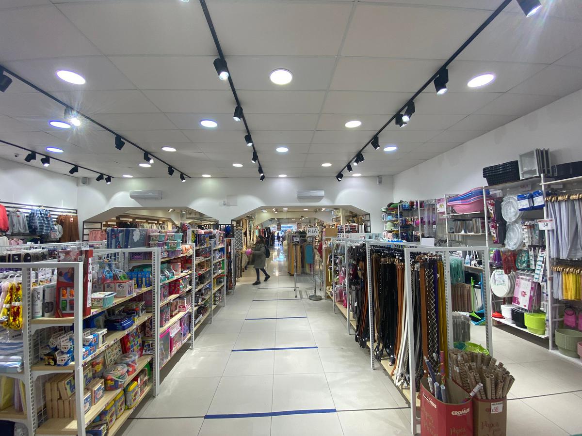 Local - Gran Local comercial en Ituzaingo casi peatonal Sarandí, 15 mts de frente, 880 m2 !! · Foto 4