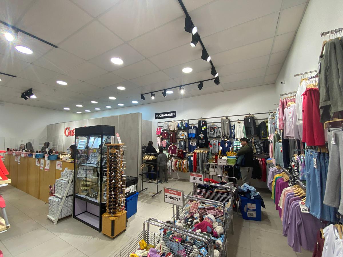 Local - Gran Local comercial en Ituzaingo casi peatonal Sarandí, 15 mts de frente, 880 m2 !! · Foto 5