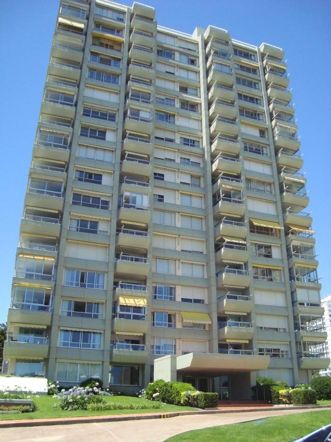 Punta del Este, parada 19 de la Mansa Apartamento full amenities 3 dormitorios. Torre Fragata