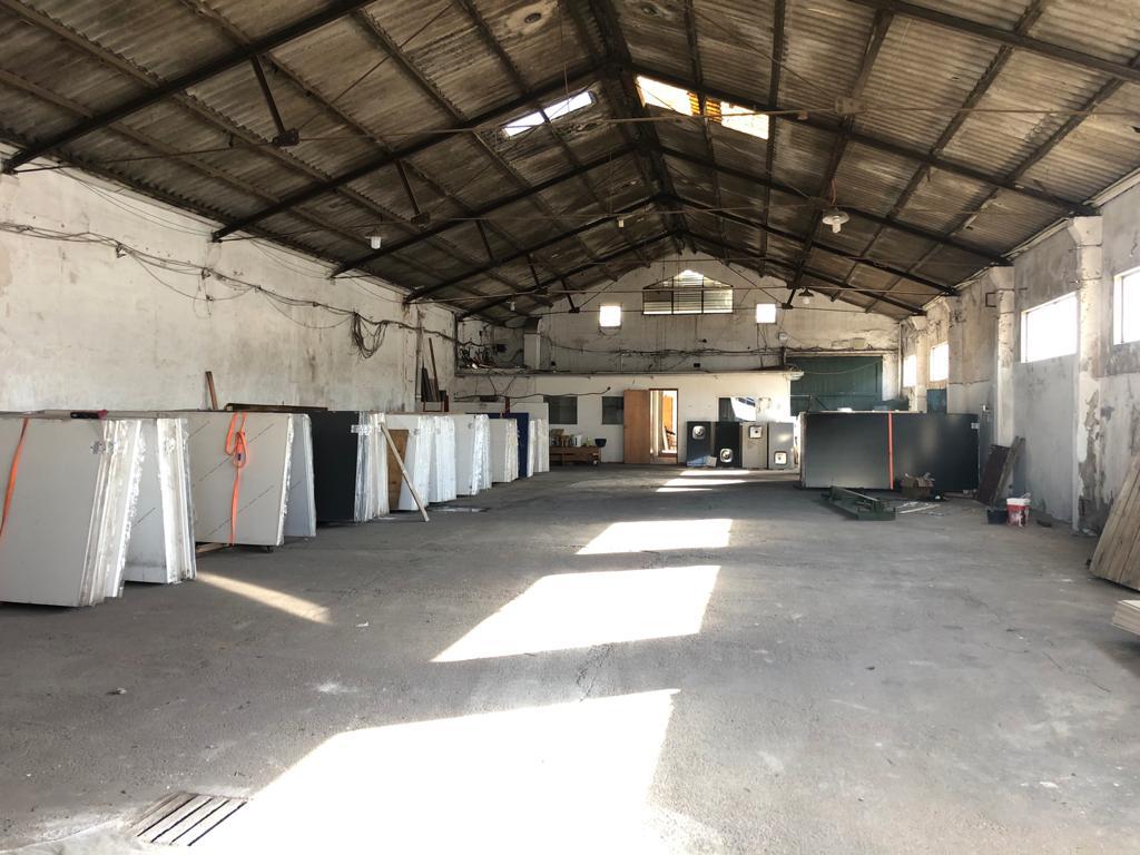 Gran local para depósito. Terreno de 8.089 m2 con salida a 2 calles