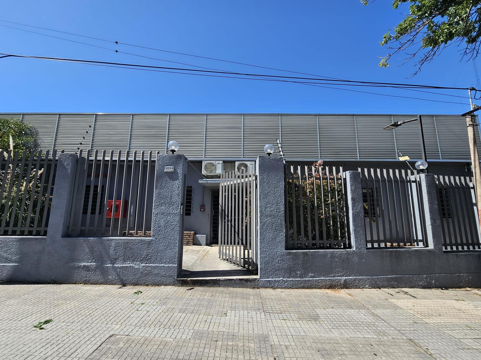 Proximo Luis Alberto de Herrera y Av Italia, 400 m2, excelente estado, vigilancia 24 hs, estacionamiento , amenities !!