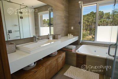 Exclusiva casa en Barrio Privado - Rincón del Indio Venta/ Alquiler PROP1417 · Foto 9