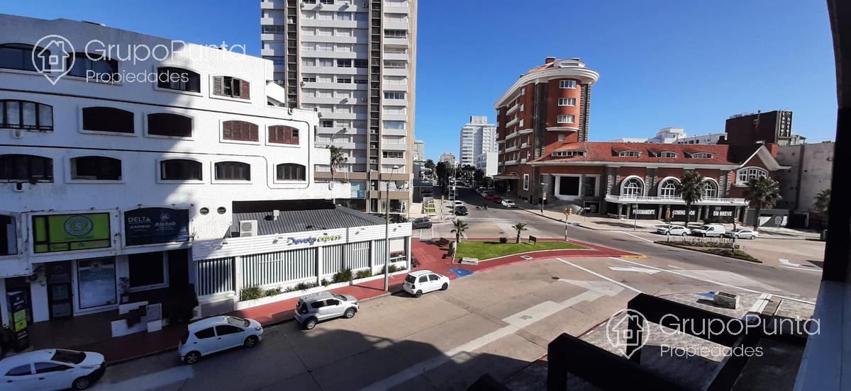 Apartamento en alquiler  Playa Mansa - Edificio en primera en línea