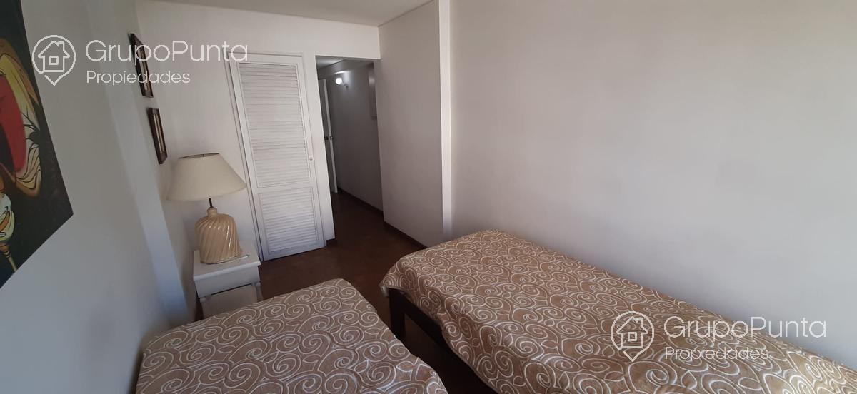 Apartamento en alquiler  Playa Mansa - Edificio en primera en línea · Foto 8