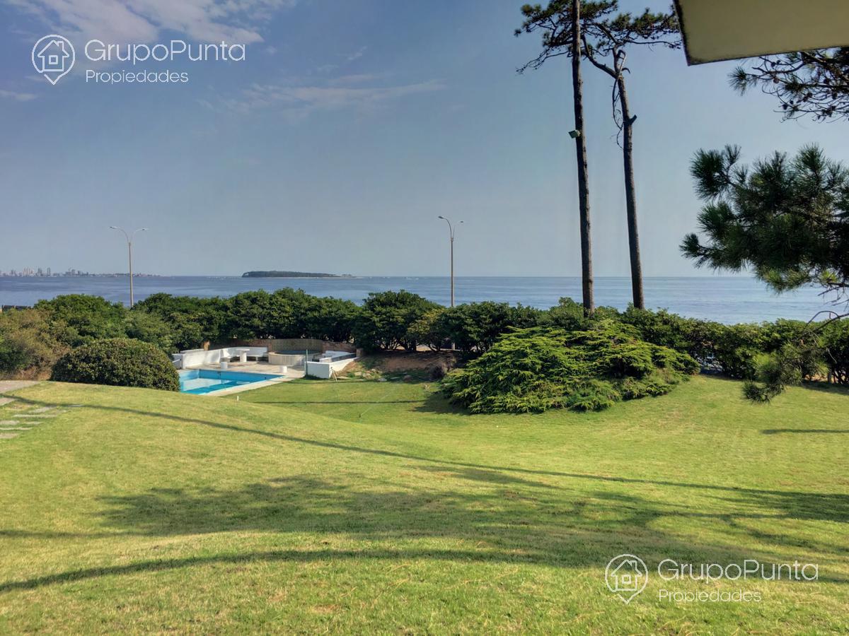 Residencia con piscina frente al mar en alquiler- en venta - Playa Mansa