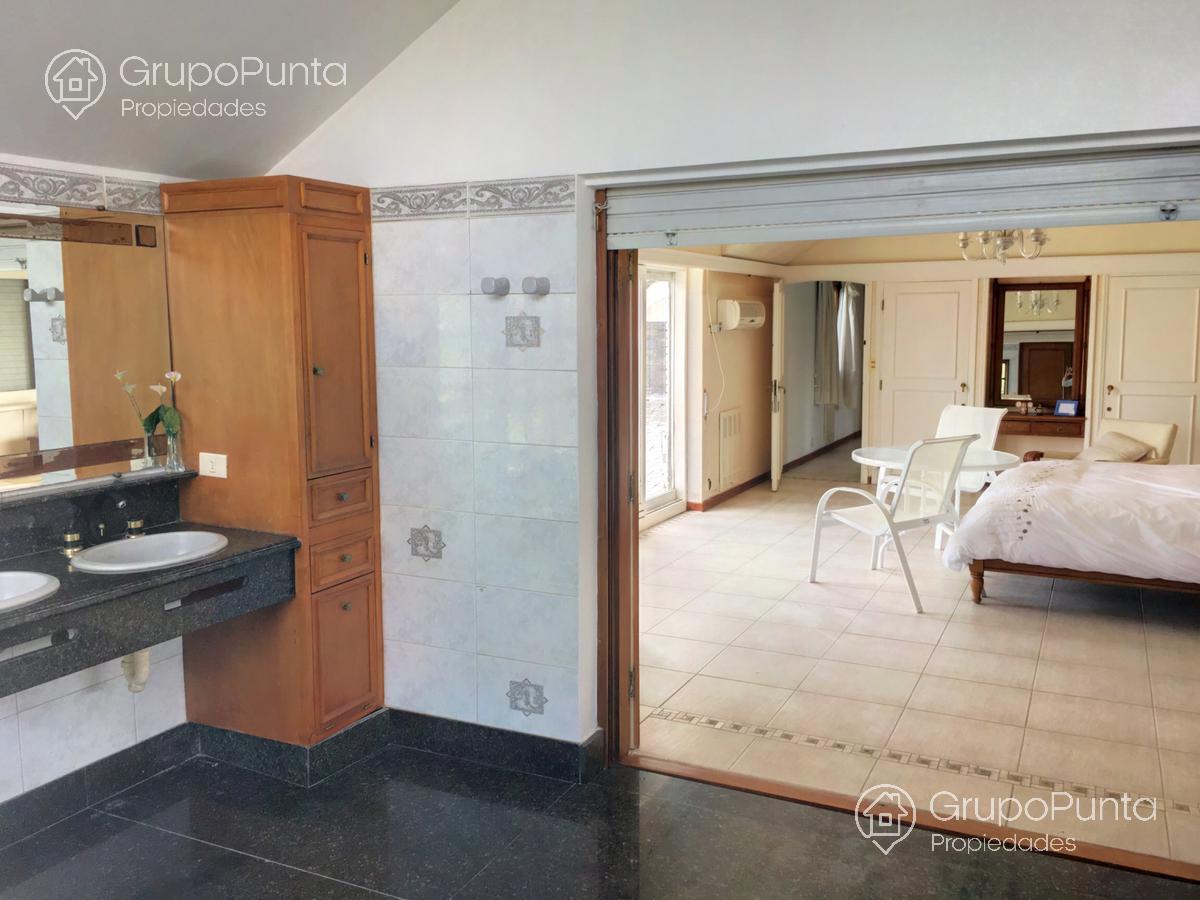 Residencia con piscina frente al mar en alquiler- en venta - Playa Mansa · Foto 7