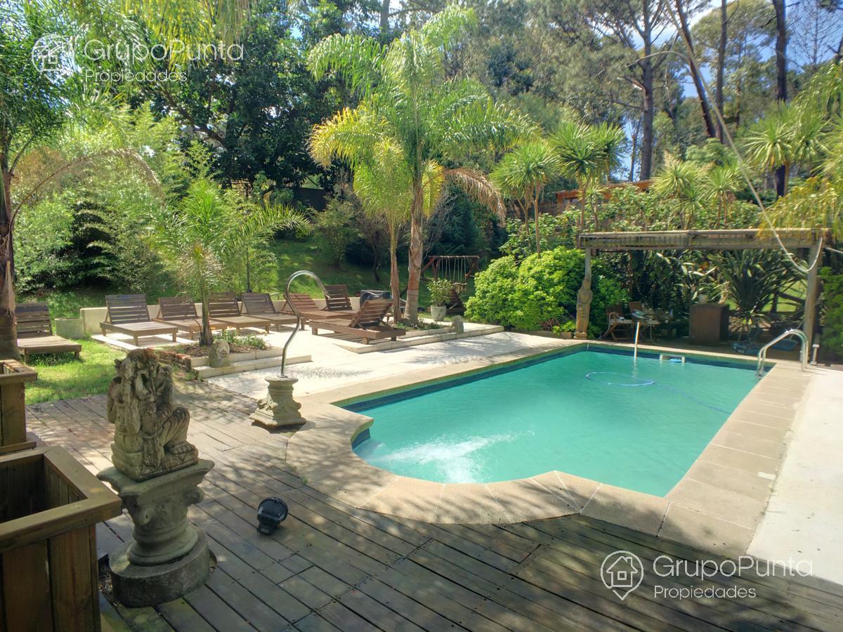 Casa grande de 7 dormitorios con piscina  en alquiler -venta en  Punta Ballena - Club del Lago.