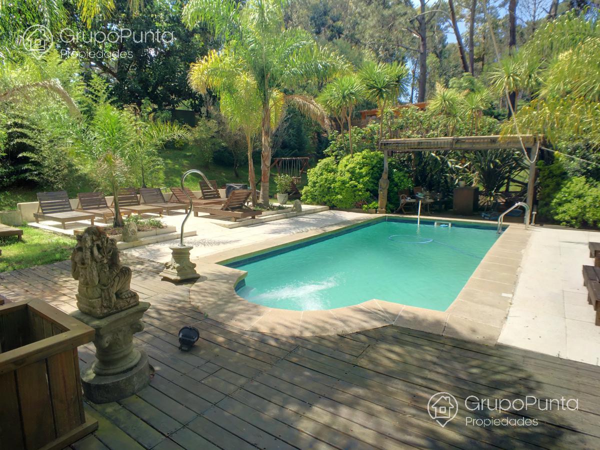 Casa grande de 7 dormitorios con piscina  en alquiler -venta en  Punta Ballena - Club del Lago. · Foto 2