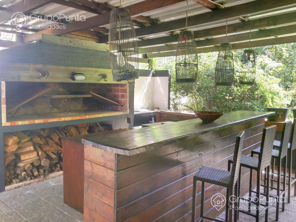 Casa grande de 7 dormitorios con piscina  en alquiler -venta en  Punta Ballena - Club del Lago. · Foto 4