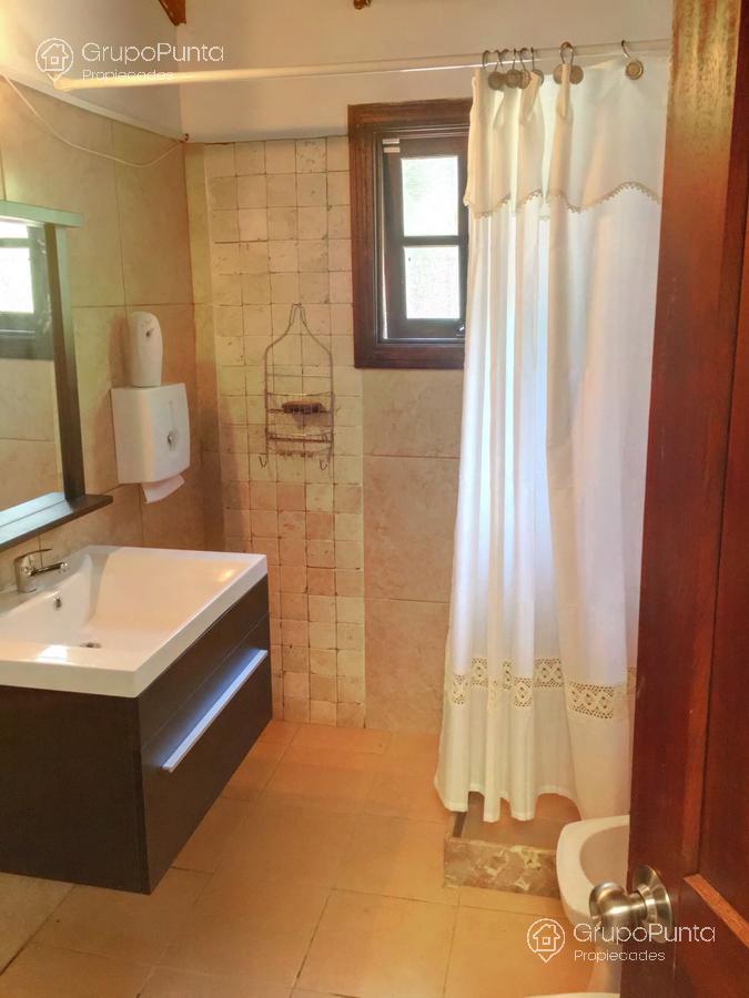 Casa grande de 7 dormitorios con piscina  en alquiler -venta en  Punta Ballena - Club del Lago. · Foto 7