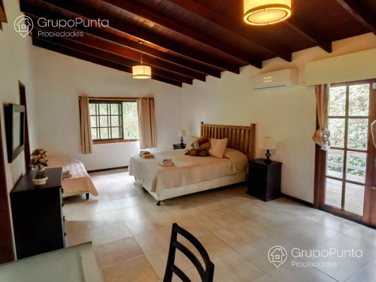 Casa grande de 7 dormitorios con piscina  en alquiler -venta en  Punta Ballena - Club del Lago. · Foto 8