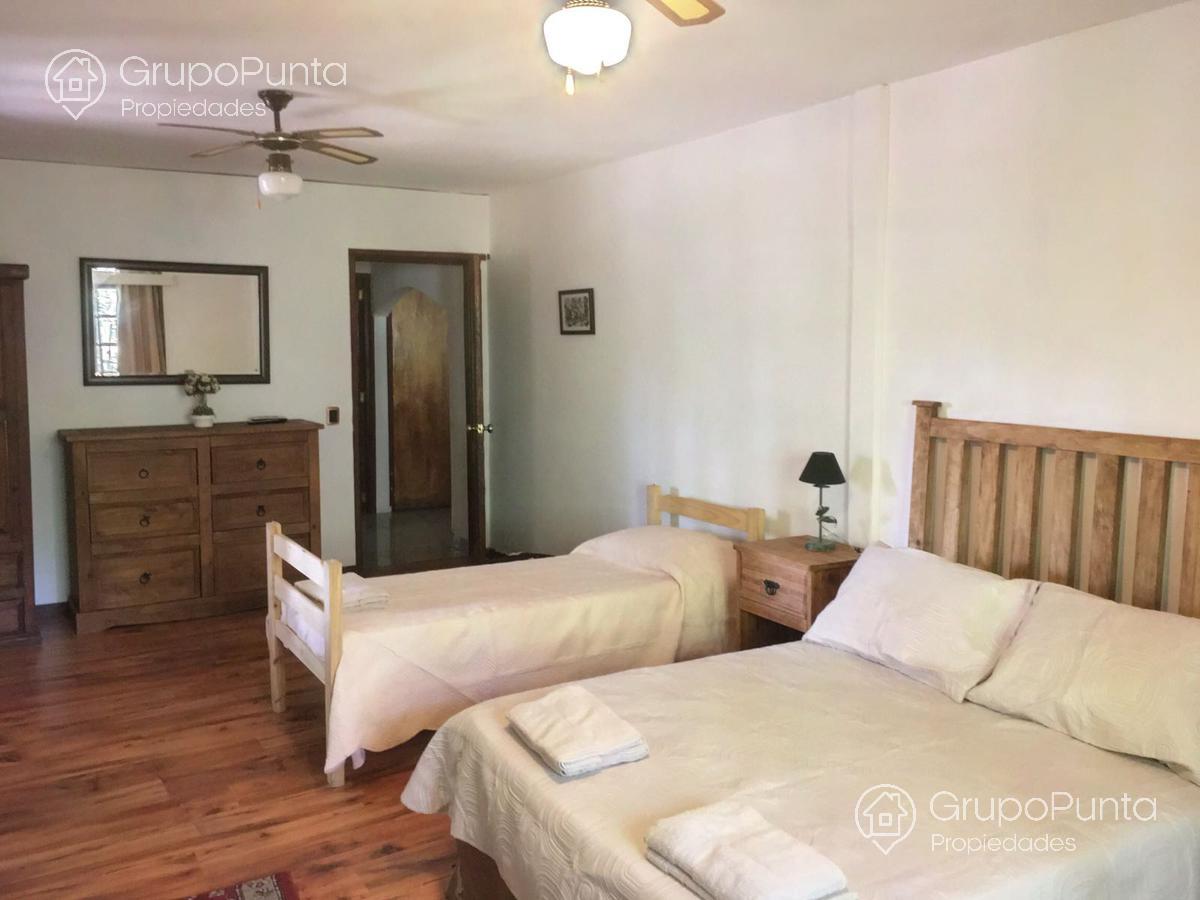 Casa grande de 7 dormitorios con piscina  en alquiler -venta en  Punta Ballena - Club del Lago. · Foto 9