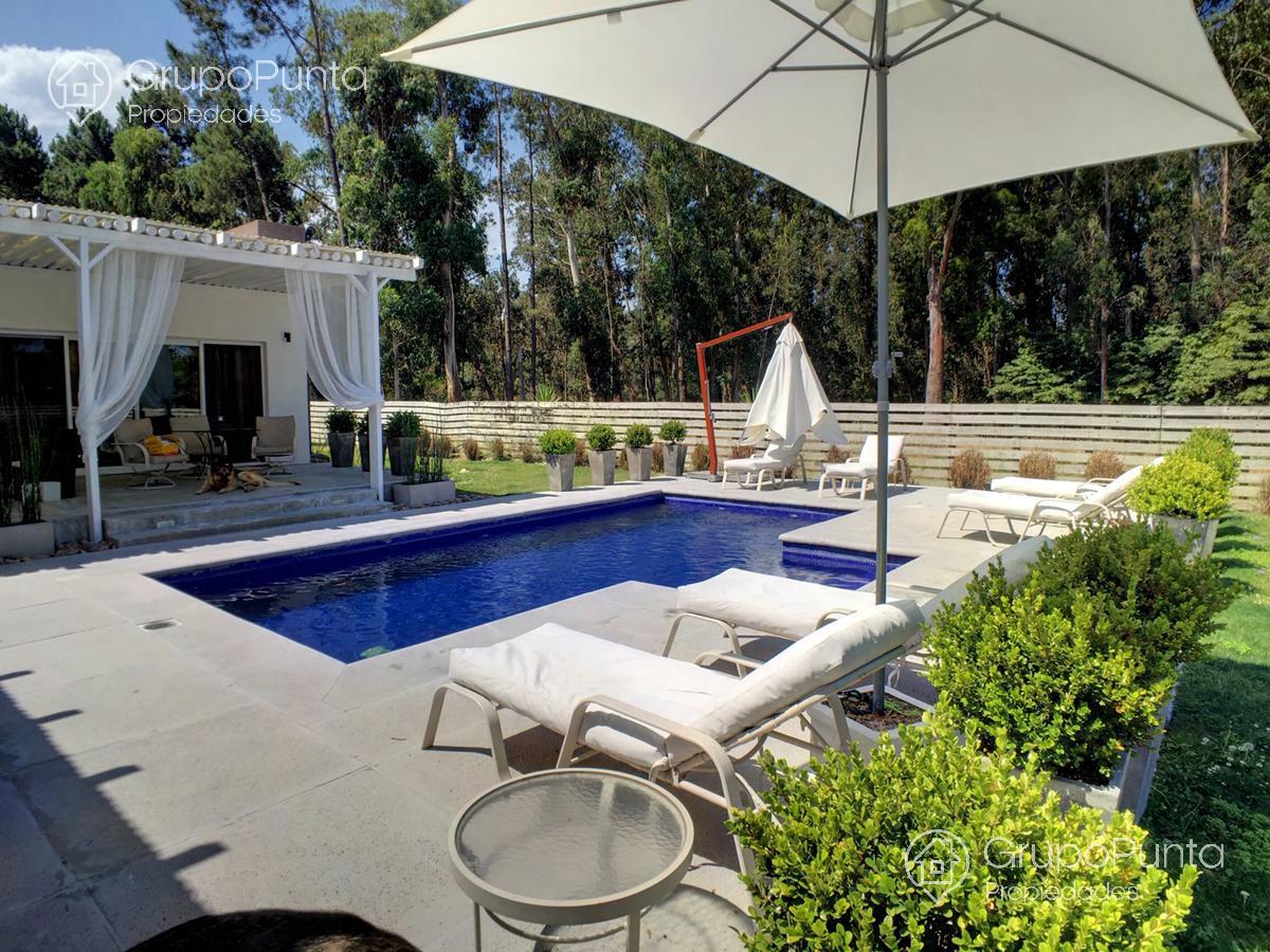Casa moderna  en  venta y en alquiler en  Parque Burnett , Pinares