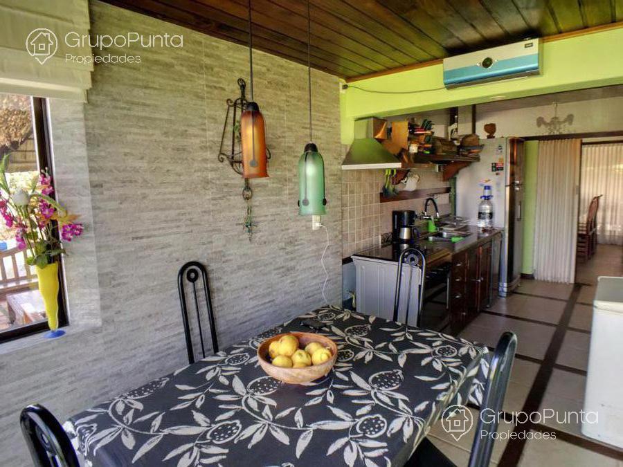 Casa con piscina climatizada y  vista al mar en alquiler  en Pinares  - Punta del Este · Foto 11
