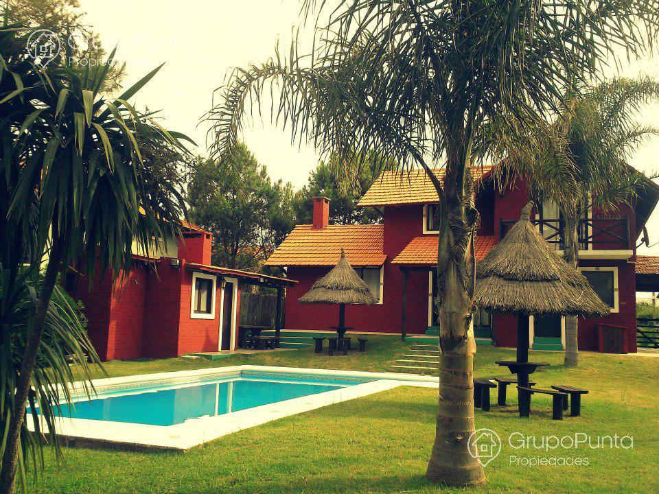 Casa con piscina a pasitos del mar en  Tio Tom, portezuelo, punta ballena