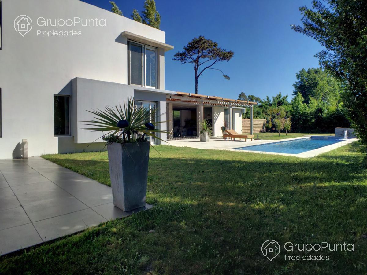 Casa moderna con piscina en barrio privado la residence - Punta del este