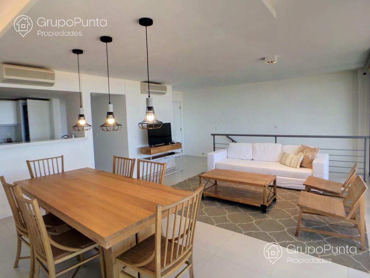 Departamento duplex con jardin frente  al mar en   alquiler  en venta   Punta Ballena