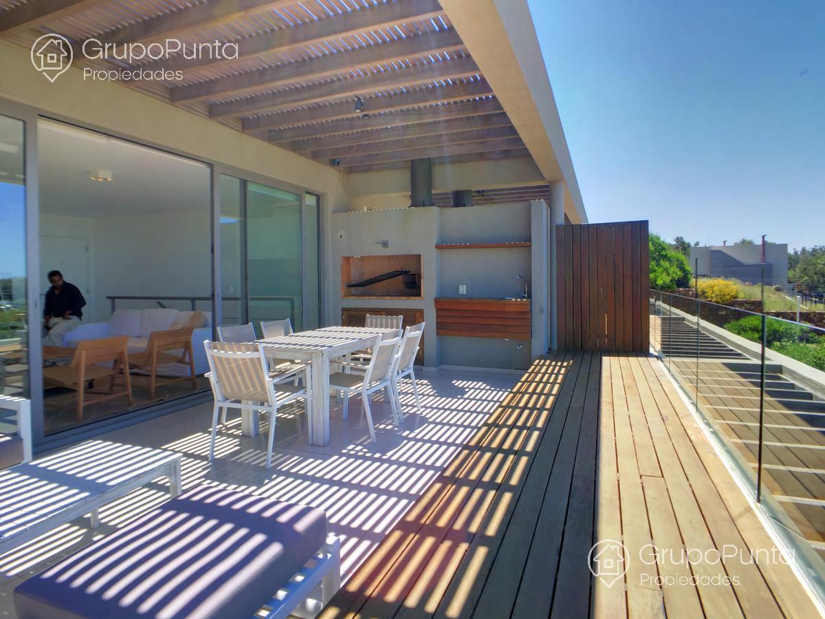 Departamento duplex con jardin frente  al mar en   alquiler  en venta   Punta Ballena · Foto 3