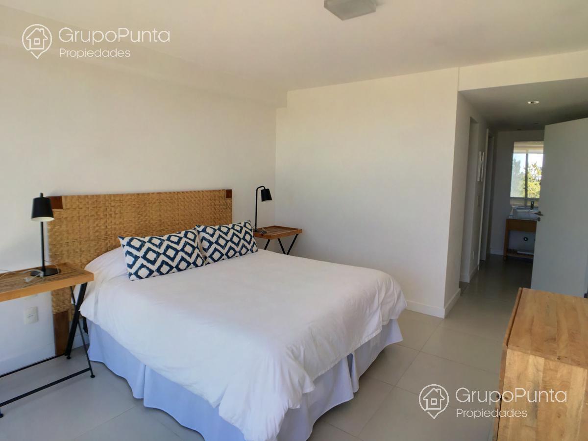 Departamento duplex con jardin frente  al mar en   alquiler  en venta   Punta Ballena · Foto 6