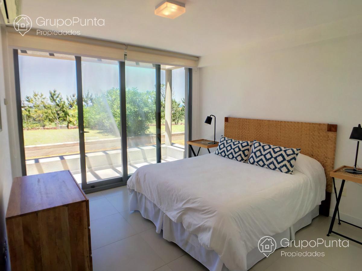 Departamento duplex con jardin frente  al mar en   alquiler  en venta   Punta Ballena · Foto 7