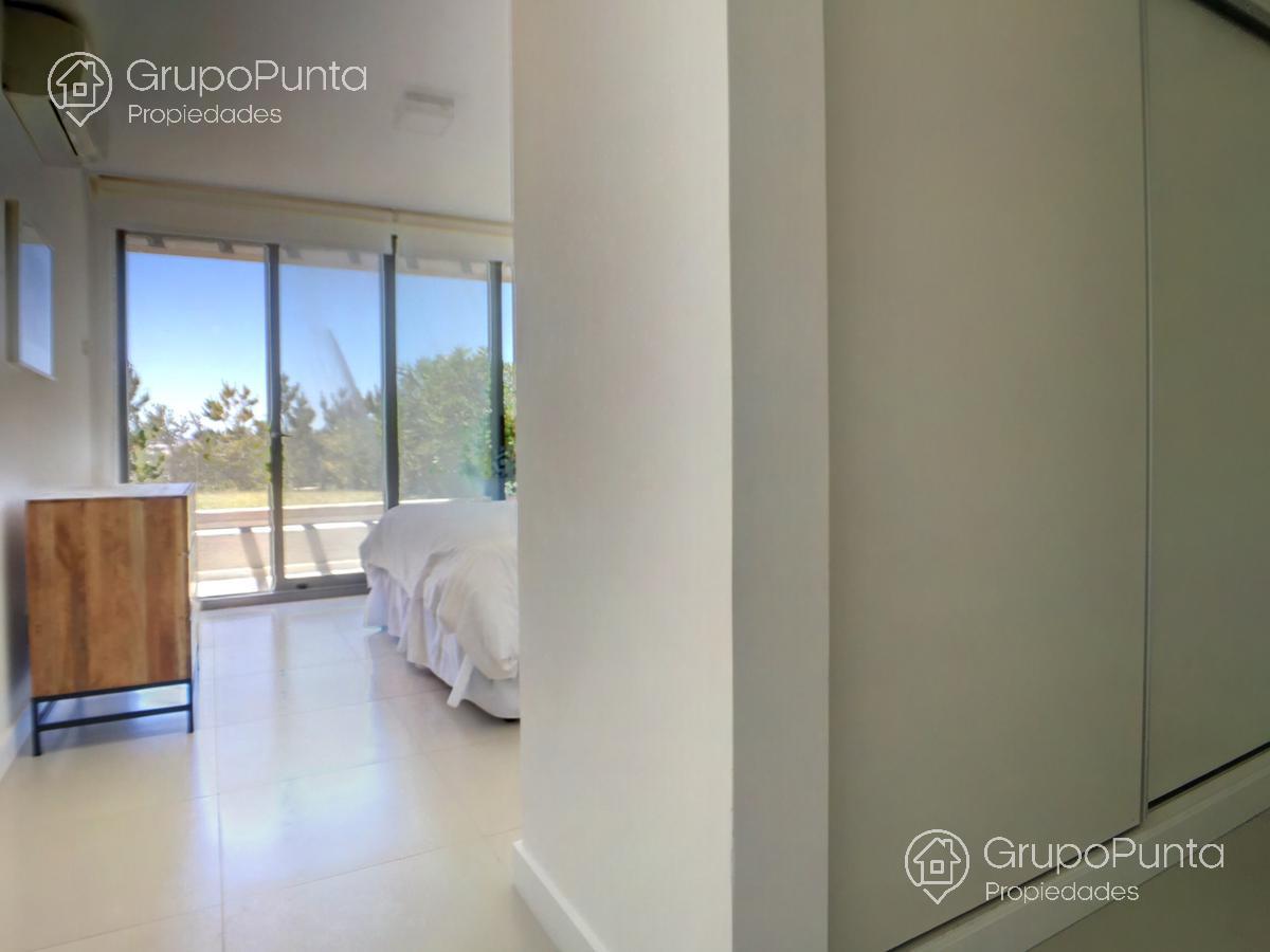 Departamento duplex con jardin frente  al mar en   alquiler  en venta   Punta Ballena · Foto 8