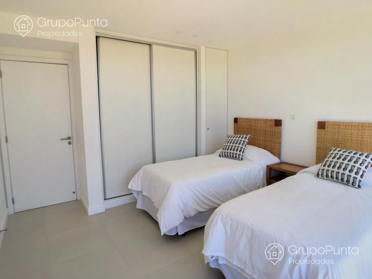 Departamento duplex con jardin frente  al mar en   alquiler  en venta   Punta Ballena · Foto 11