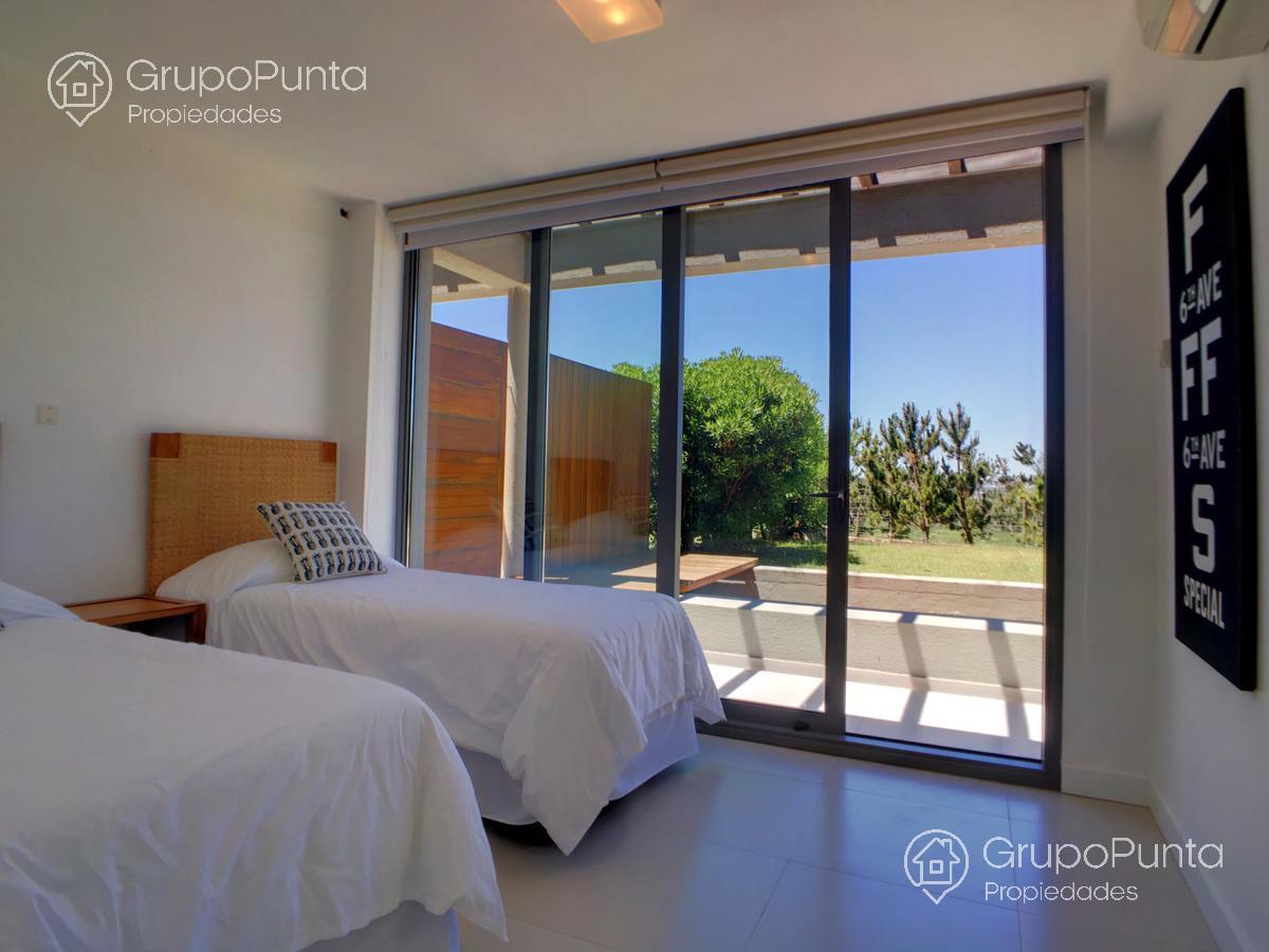 Departamento duplex con jardin frente  al mar en   alquiler  en venta   Punta Ballena · Foto 12