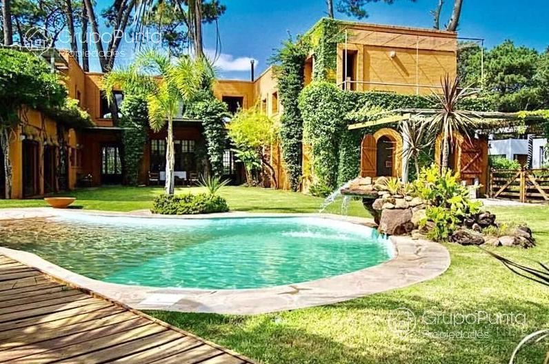 Casa grande con piscina  en barrio privado - La Arbolada -Zona colegios