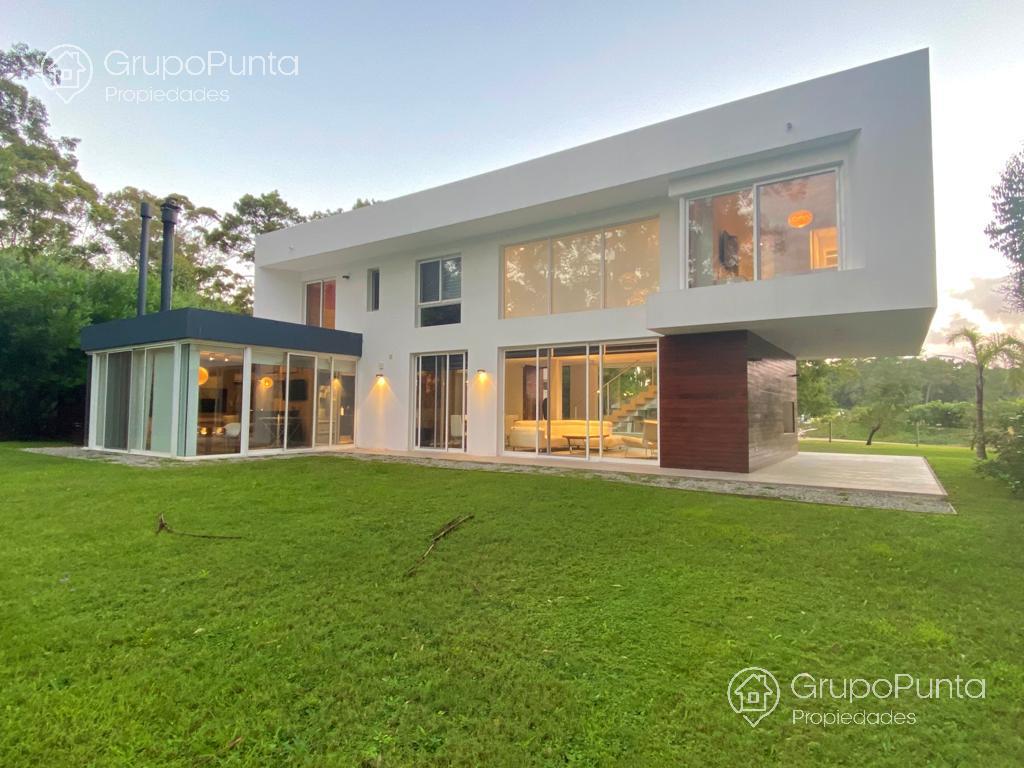 Casa minimalista en  barrio privado en  Punta Ballena -Punta del Este -design village