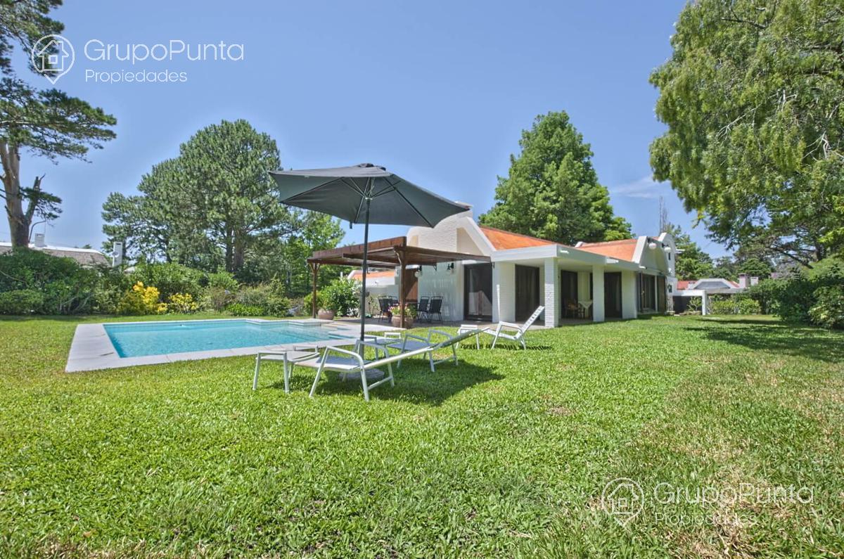 Hermoso chalet con piscina climatizada en alquiler en zona Golf - Punta del Este